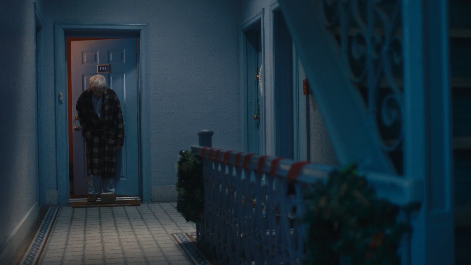 BALL & VASE — Short still