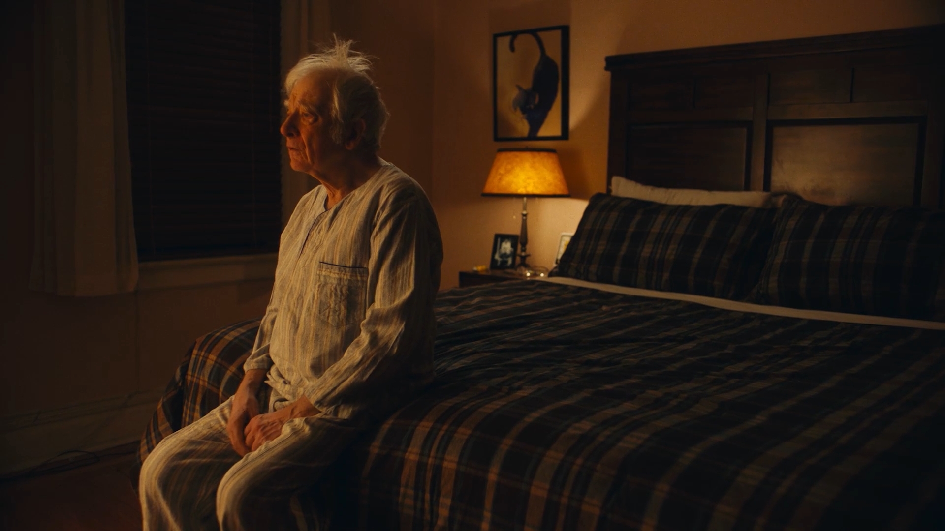 BALL & VASE — Short still