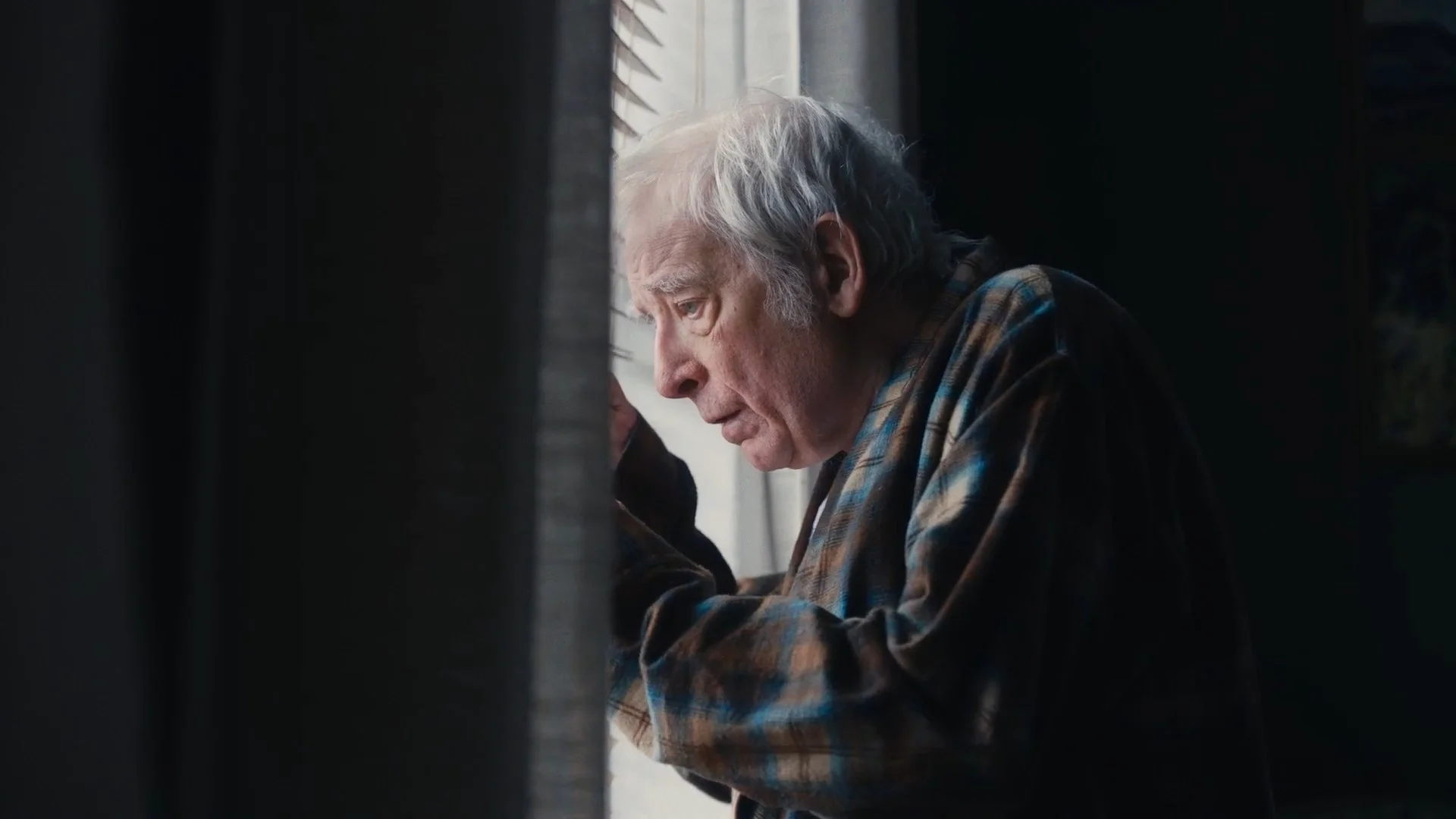 BALL & VASE — Short still 3